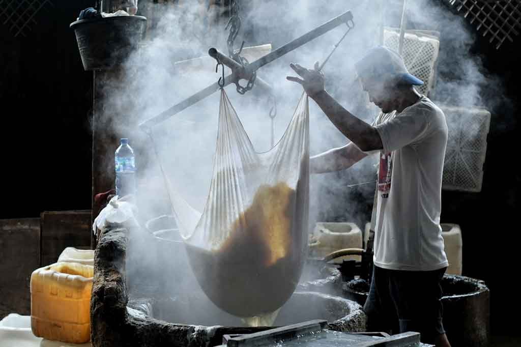 Pekerja Menyeselesaikan PembuatanTahu di Pabrik Tahu. Kawasan Jakarta