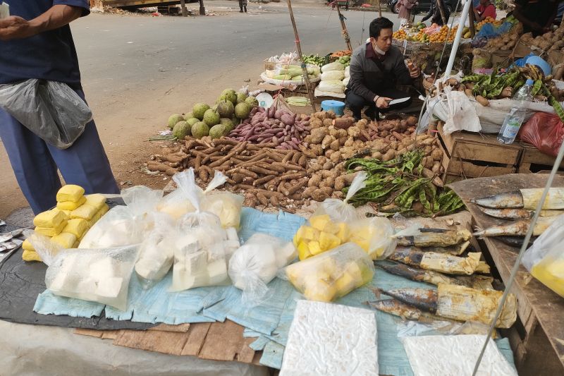 Tempe ukuran sedang yang dijajakan pedagang pinggir jalan raya di Pasar Anyar Kota Bogor. (ANTARA/Linna Susanti)