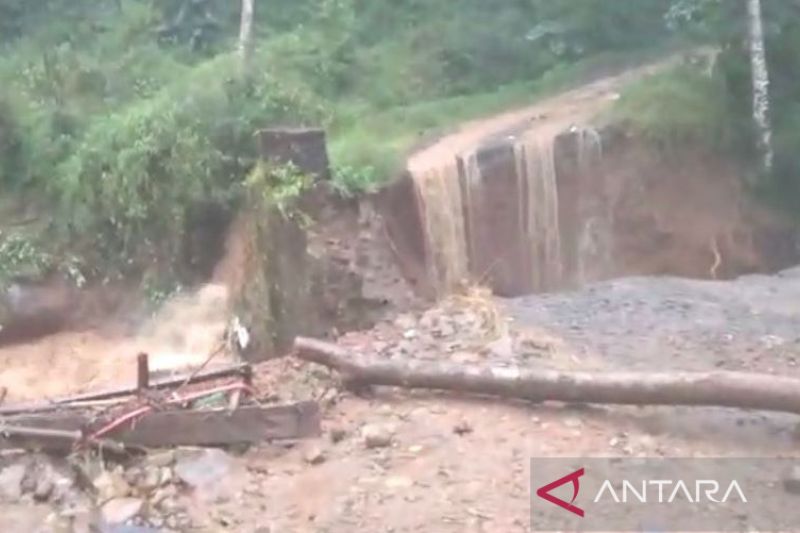 Jembatan penghubung sepanjang 13 meter dengan lebar 5 meter yang membentang di Desa Mekarmukti, Kecamatan Cibinong, Cianjur, Jawa Barat, penghubung Cianjur-Bandung, putus akibat dihantam arus sungai, Kamis (17/2/2022). ANTARA/Ahmad Fikri