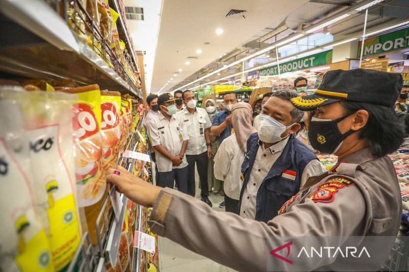 Petugas mengecek ketersediaan minyak goreng di toko ritel . Foto: Antara/Bagus Ahmad Rizaldi