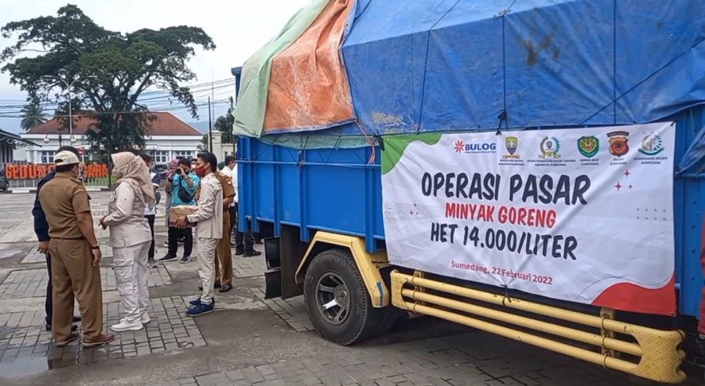 Operasi pasar murah minyak goreng di Sumedang. foto: Metro TV