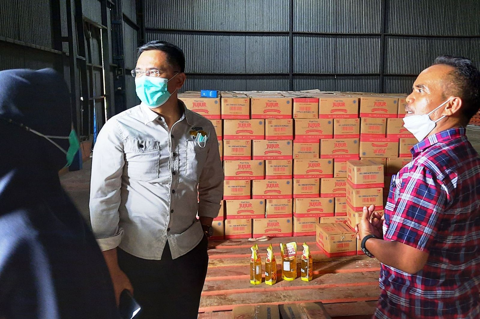 Tim Pengendali Inflasi Daerah (TPID) Kabupaten Cianjur, Jawa Barat, memantau ketersediaan minyak goreng di Gudang Bulog Panembong. Foto: Media Indonesia/Benny B 