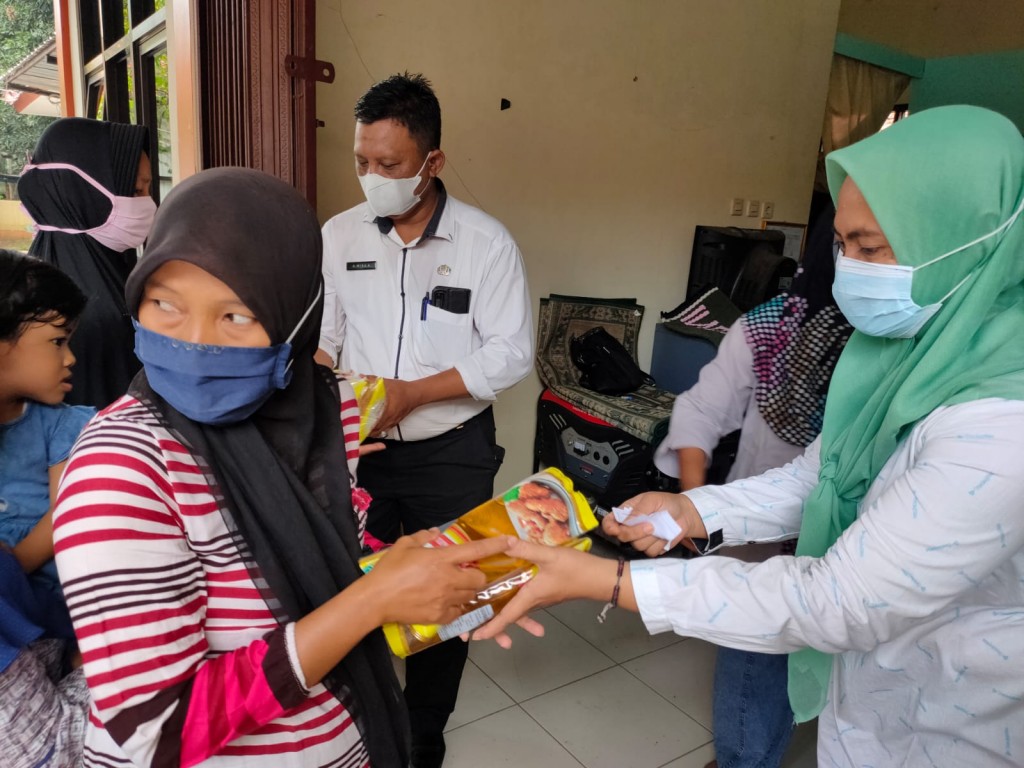 Kegiatan pasar murah minyak goreng yang diselenggarakan oleh Pemkab Cirebon. Foto: Medcom/Rofahan