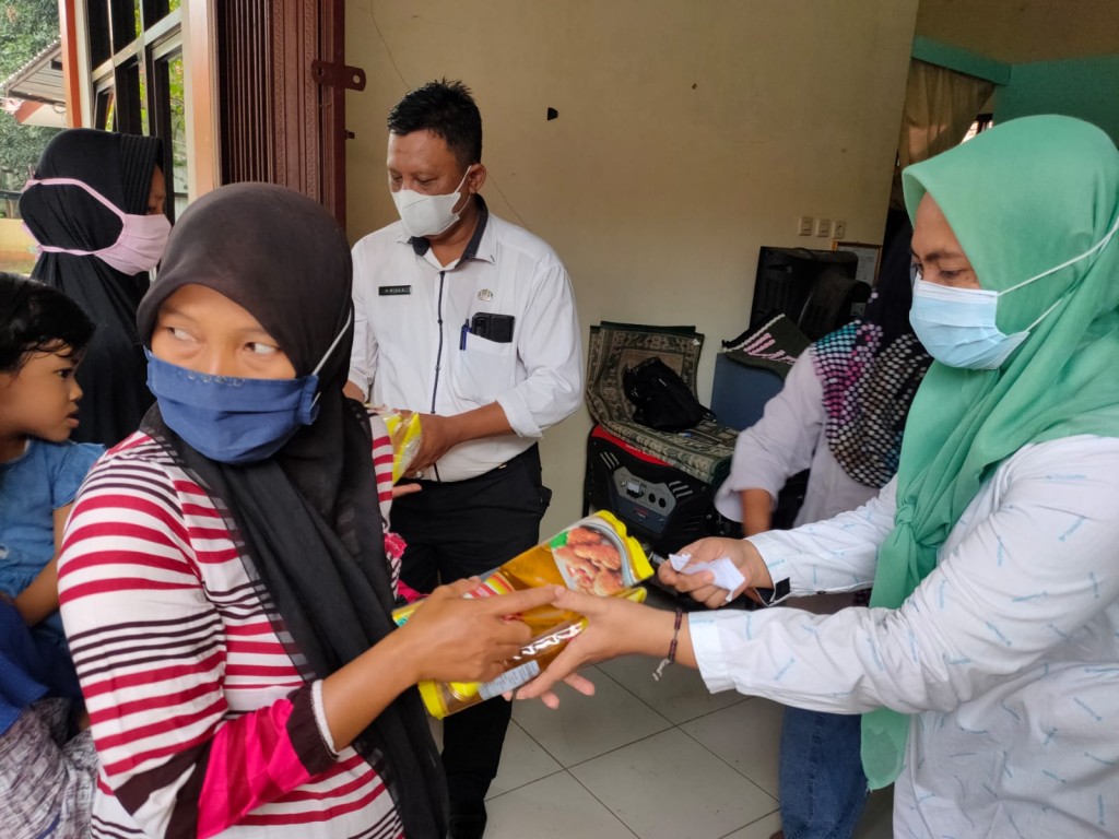 Pemkab Cirebon Bagikan 10.000 Minyak Goreng