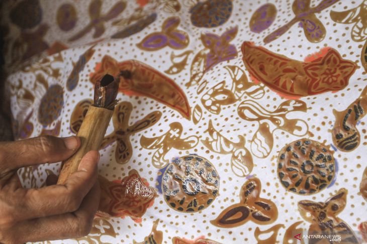 Pekerja membuat kain batik khas Kota Depok dengan teknis tulis di Batik Tradjumas, Pengasinan, Depok, Jawa Barat, Minggu, 28 November 2021. Foto: Antara/Asprilla Dwi Adha/wsj