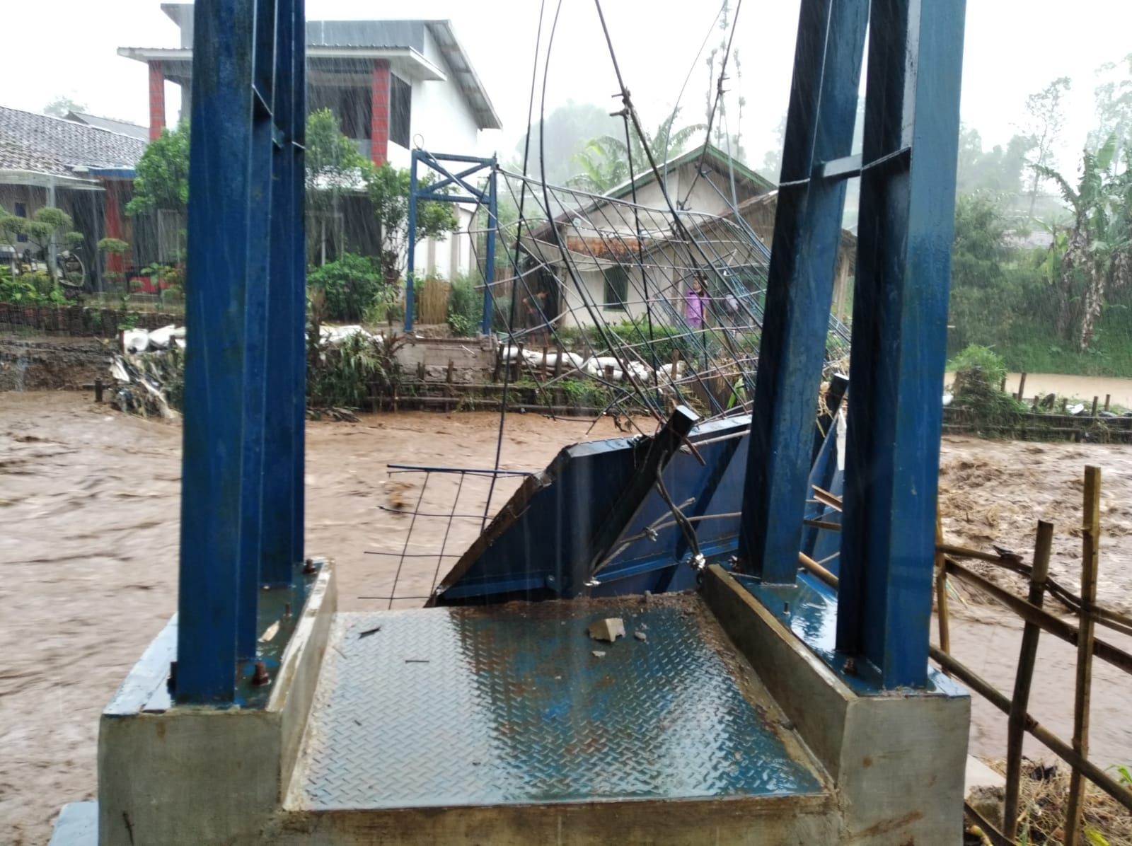 Jembatan di atas sungai Cimanuk hancur diterjang banjir bandang, akses Desa Mekarsari- Desa Sukatani, terputus, Rabu (23/2). Foto: Media Indonesia/Dok. Kominfo