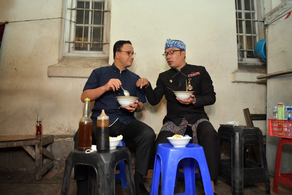 Gubernur Jawa Barat Ridwan Kamil mengajak Gubernur DKI Jakarta Anies Baswedan menikmati bubur ayam