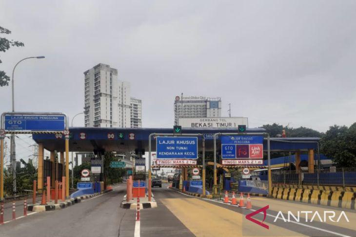 Titik perbaikan jalan di gardu 10 Gerbang Tol Bekasi Timur 1 arah Cikampek pada Jalan Tol Jakarta-Cikampek. Foto: Antara/Pradita Kurniawan Syah).
