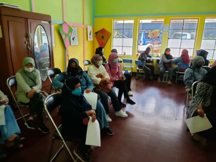 Para guru mengikuti vaksinasi covid-19 booster yang diadakan IKA Unpad di SLB Cicendo Bandung. Foto: Media Indonesia/Dok IKA Unpad 