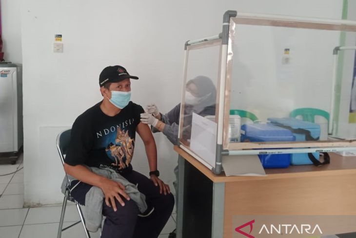 Pusat Layanan Kesehatan di Cianjur, Jawa Barat, tetap memberikan pelayanan vaksinasi pada saat hari libur, sebagai upaya mencapai target vaksinasi 100 persen. Foto: Antara/Ahmad Fikri
