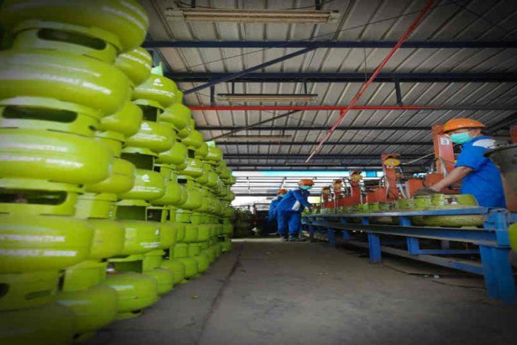 Pekerja tengah mengisi elpiji 3 kilogram (gas melon) di salah satu SPBE. Foto: Antara/Istimewa