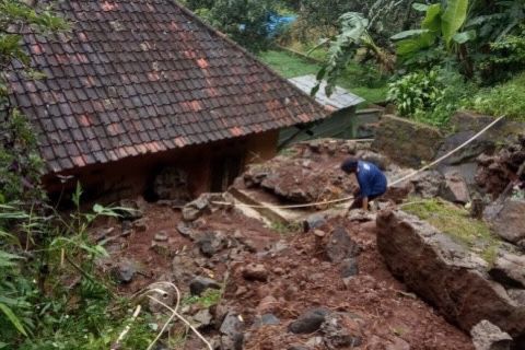 Sebuah bangunan tertimpa longsor di Cirebon, Jawa Barat. Foto: Medcom.id/Dok. Istimewa