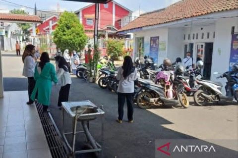 Tenaga kesehatan di pusat layanan kesehatan di Cianjur, Jawa Barat, berhamburan keluar ruangan saat merasa gempa, Rabu, 16 Maret 2022. Foto: Antara/Ahmad Fikri