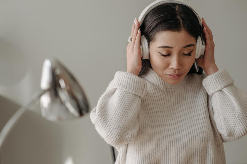 Tidak sedikit yang memilih untuk tenggelam dalam kesedihan dan menyalurkan emosinya sambil mendengarkan lagu galau. Foto: Pexels