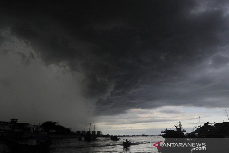 Pelabuhan Tempat Pelelangan Ikan dinaungi awan gelap. Foto: Antara/Fanny Octavianus/ama/pri