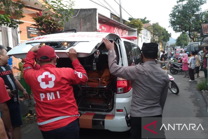 Petugas PMI Cianjur, Jawa Barat, membawa jasad korban kebakaran di Kelurahan Bojongherang, Kecamatan Cianjur, ke RSUD Cianjur, untuk visum, Selasa, 22 Maret 2022. Foto: Antara/Ahmad Fikri