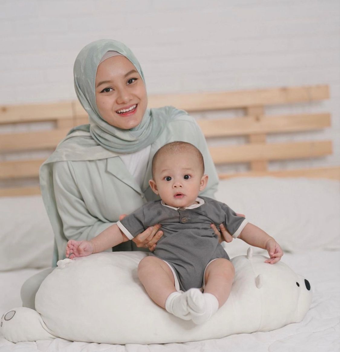 Dinda hauw dan anak pertamanya, Shaka. Foto: Instagram @dindahw