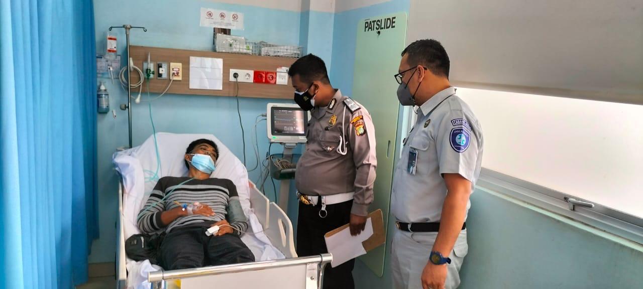 Kepala Jasa Raharja Cabang Utama Jawa Barat Dodi Apriansyah mengunjungi korban kecelakaan di Bekasi. Foto: Media Indonesia/Bayu Anggoro