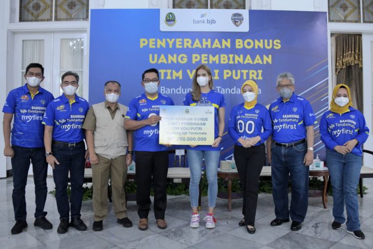 Gubernur Jawa Barat, Ridwan Kamil, memberikan kadeudeuh sebesar Rp250 juta kepada Tim Bandung bjb Tandamata di Pendopo Rumah Dinas Gedung Pakuan Kota Bandung. Foto: Antara/HO-Humas Pemda Jabar