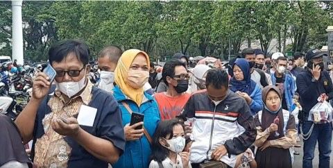 Antrean warga untuk vaksinasi booster di Ciamis, Jawa Barat. Foto: Medcom.id