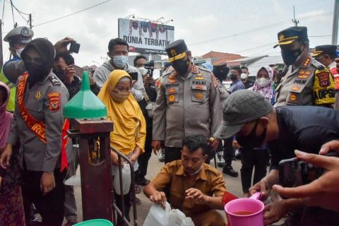 Kapolda Jabar saat mengecek distribusi minyak goreng curah di Pasar Pasalaran, Cirebon. Foto: Medcom.id
