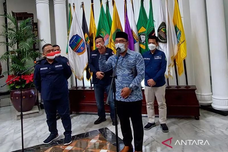 Gubernur Jawa Barat (Jabar) Ridwan Kamil saat memberikan keterangan pers kepada para wartawan di Gedung Sate Bandung, Selasa, 29 Maret 2022. Foto: Antara/Ajat Sudrajat