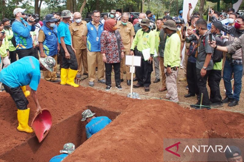 DPKPP Kabupaten Bogor menggelar lomba gali kubur di TPU Pondok Rajeg, Cibinong, Kabupaten Bogor, Jawa Barat. (ANTARA/M Fikri Setiawan)