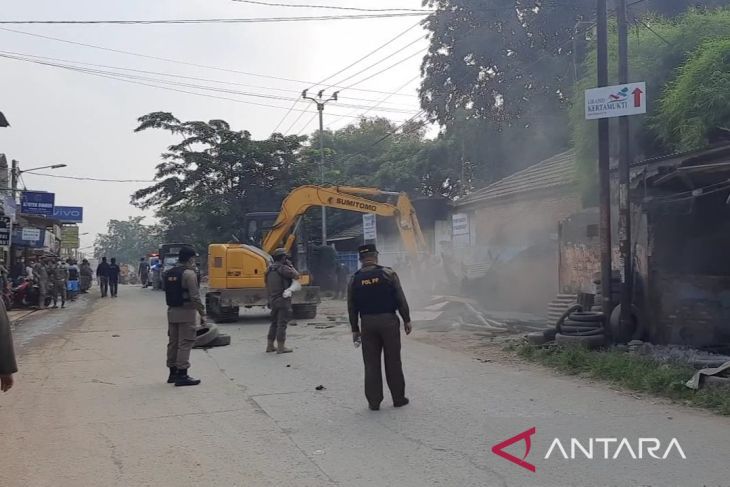 Pembongkaran bangunan liar menggunakan alat berat di sepanjang Jalan Bosih Raya Cibitung, Kabupaten Bekasi, Jawa Barat, Kamis. Foto: Antara/Pradita Kurniawan Syah).