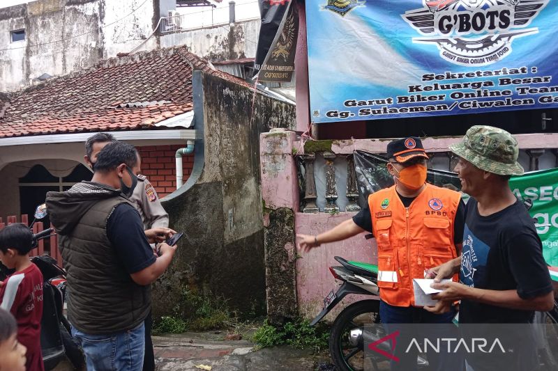 Kepala Pelaksana BPBD Kabupaten Garut Satria Budi (kedua kanan) meninjau langsung kondisi pemukiman rumah warga yang diterjang angin puting beliung di Kecamatan Garut Kota, Minggu (3/4/2022). ANTARA/HO-BPBD Garut