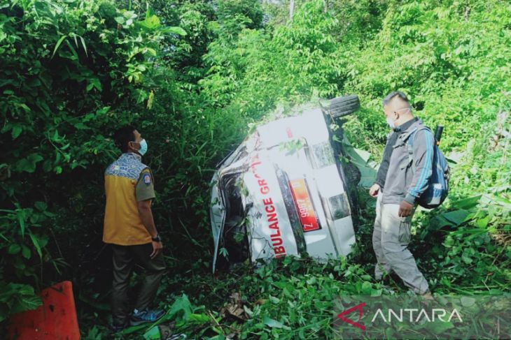 Petugas berupaya mengevakuasi mobil ambulans yang masuk ke jurang di Kecamatan Mekarmukti, Kabupaten Garut, Jawa Barat. Foto: Antara/HO-Kecamatan Mekarmukti