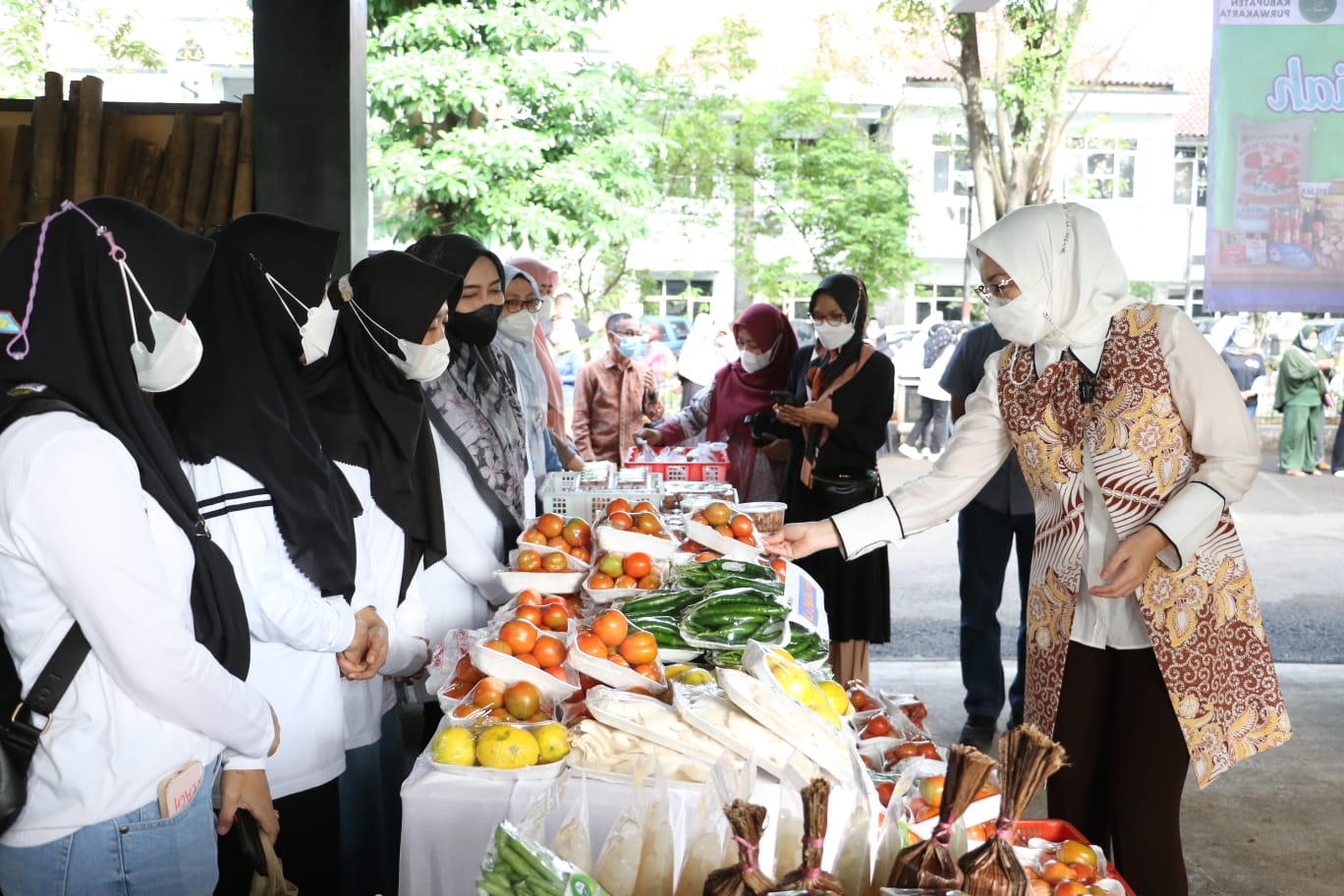 Pemkab Purwakarta menggelar Bazar sayuran murah di kantor Dinas Pertanian Purwakarta. Foto: Media Indonesia/Reza Sunarya