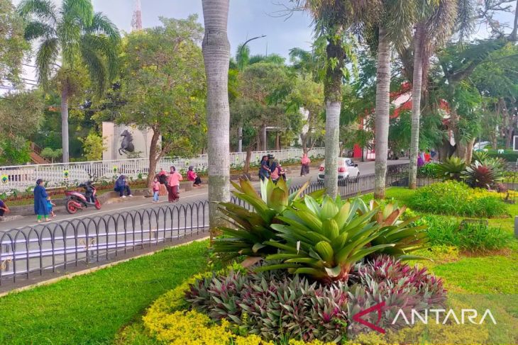 Suasana Taman Alun-Alun Cianjur, Jawa Barat ditutup selama puasa, namun masih banyak dikunjungi warga ngabuburit meski di luar taman. Foto: Antara/Ahmad Fikri