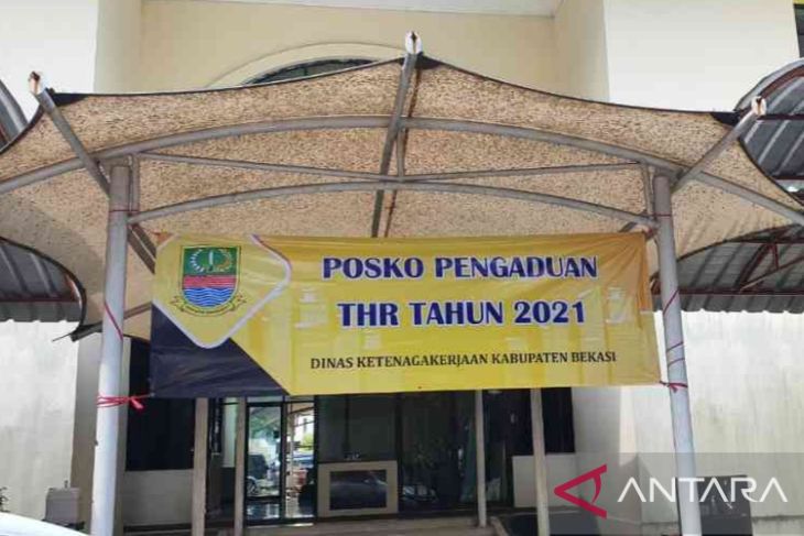 Posko pengaduan THR 2021 di area Kantor Dinas Ketenagakerjaan Kabupaten Bekasi, Jawa Barat. Foto: Antara/Pradita Kurniawan Syah