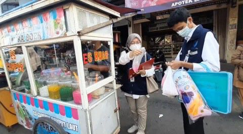 Loka POM Temukan Takjil Mengandung Pewarna Tekstil di Pasar Sindangkasih