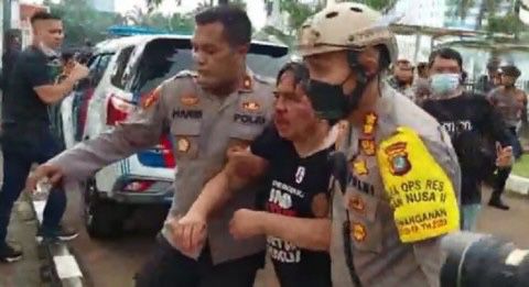 Kondisi Ade Armando usai dikeroyok saat unjuk rasa di depan Gedung DPR. Foto: Medcom.id