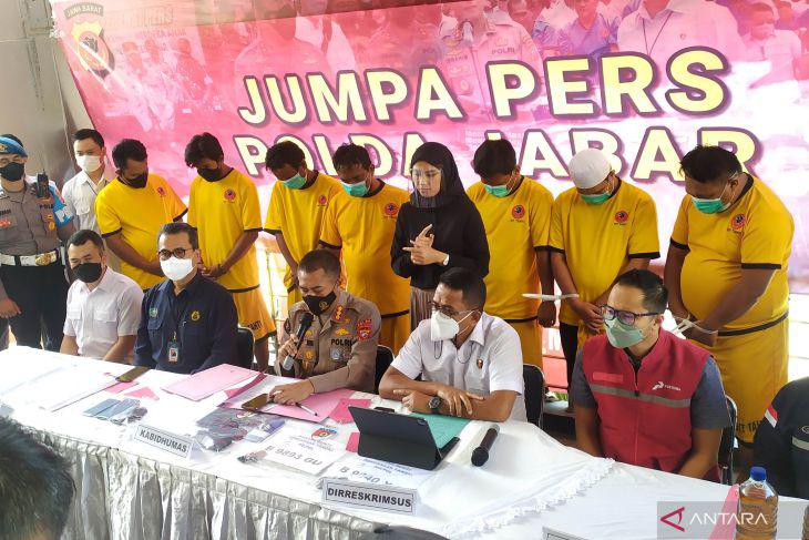 Polda Jawa Barat mengungkap kasus penimbunan solar bersubsidi. Foto: Antara/Bagus Ahmad Rizaldi