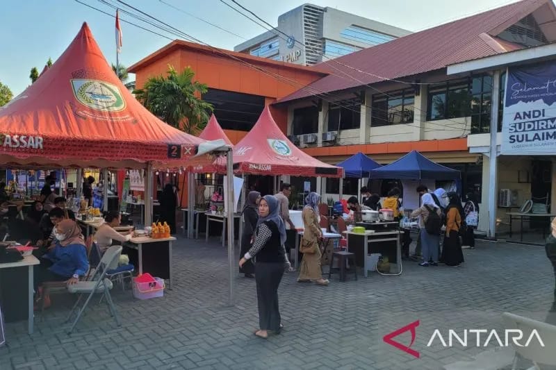 Kapolda Jabar Irjen Suntana didampingi Kapolres Sukabumi Kota dan Dandim 0607 Sukabumi saat meninjau pelaksanaan vaksinasi di Gedung Juang 45 Kota Sukabumi, Jabar pada Sabtu, (16/4).