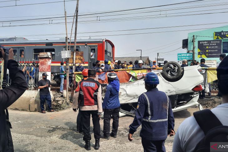 Minibus yang tertabrak di antara Jalur hilir Stasiun Citayam-Depok. Foto: Antara/Feru Lantara