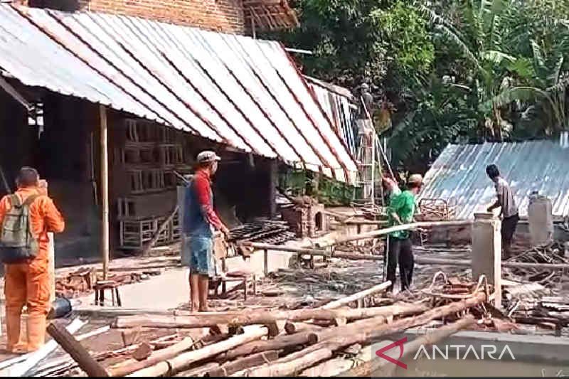 Warga membersihkan bagian bangunan rumah yang rusak akibat terjangan puting beliung di Kabupaten Cirebon, Provinsi Jawa Barat, Rabu, 20 April 2022. ANTARA/Khaerul Izan