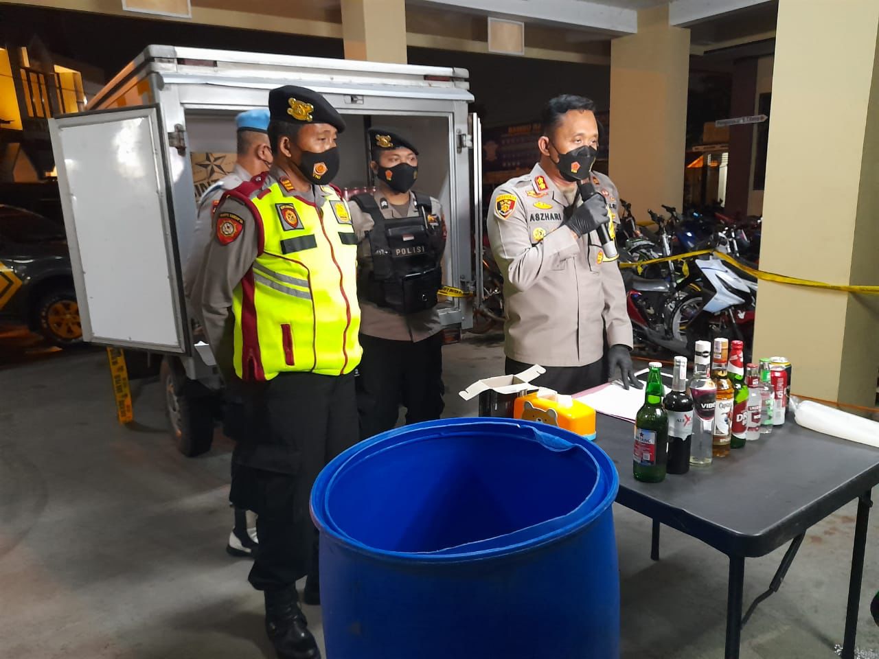 Polisi Sita Ratusan Botol Miras untuk Malam Takbiran di Tasikmalaya