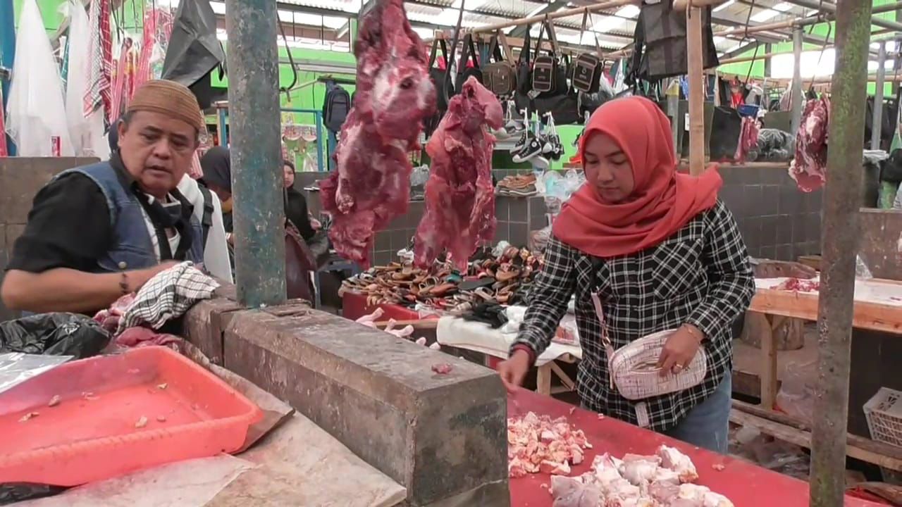 Pembeli sepi pedagang daging di Pasar Sagalaherang, Kabupaten Subang, Jawa Barat, Kamis, 21 April 2022. Foto: Media Indonesi/Reza Sunarya