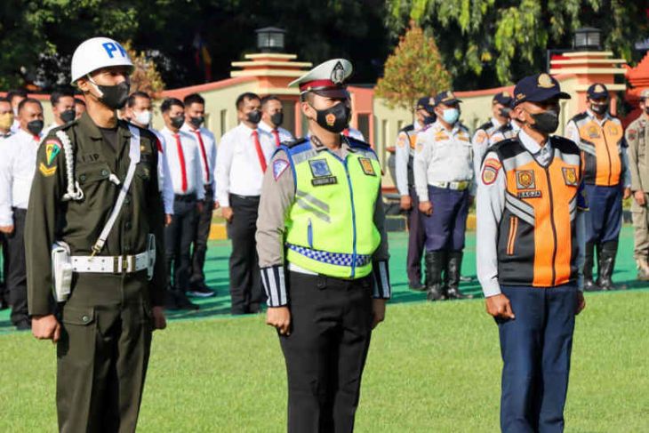 Petugas dari unsur TNI, Polri, dan Dishub Kabupaten Cirebon, saat mengikuti pelaksanaan apel gelar pasukan Operasi Ketupat Lodaya di Cirebon, Jawa Barat, Jumat, 22 April 2022. Foto: Antara/Khaerul Izan