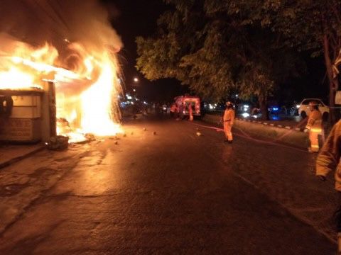 2 Kios di Bekasi Terbakar, 4 Mobil Damkar Dikerahkan