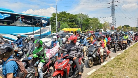 Antrean kendaraan di perempatan lampu merah Terminal Harjamukti Cirebon.