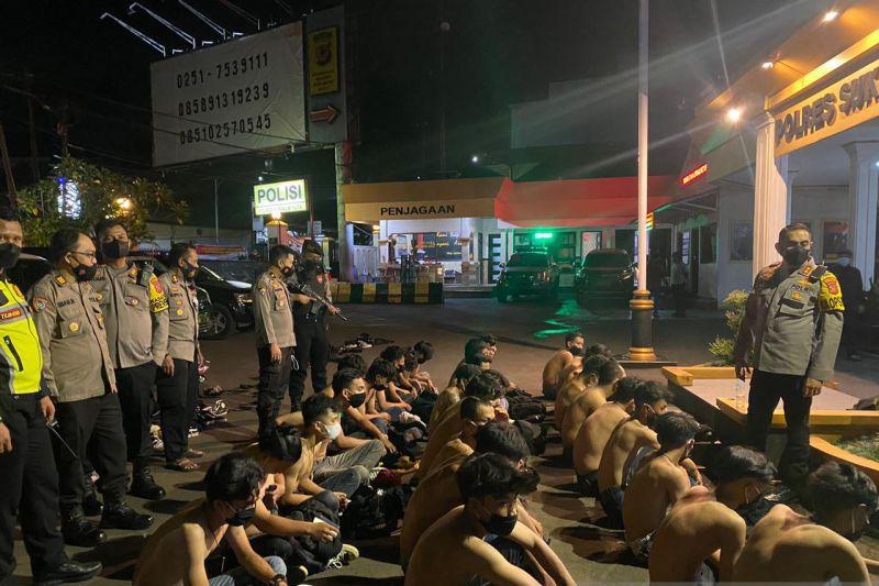 Ratusan anggota geng motor dari dua kelompok berbeda yang bentrok di Kecamatan Citamiang, Kota Sukabumi, Jabar ditangkap dan dibawa ke Mapolres Sukabumi Kota untuk dilakukan pemeriksaan. Foto: Antara/Aditya Rohman