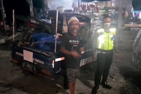 Mudik Lebaran, Pria Ini Bawa Domba Dan Kucing