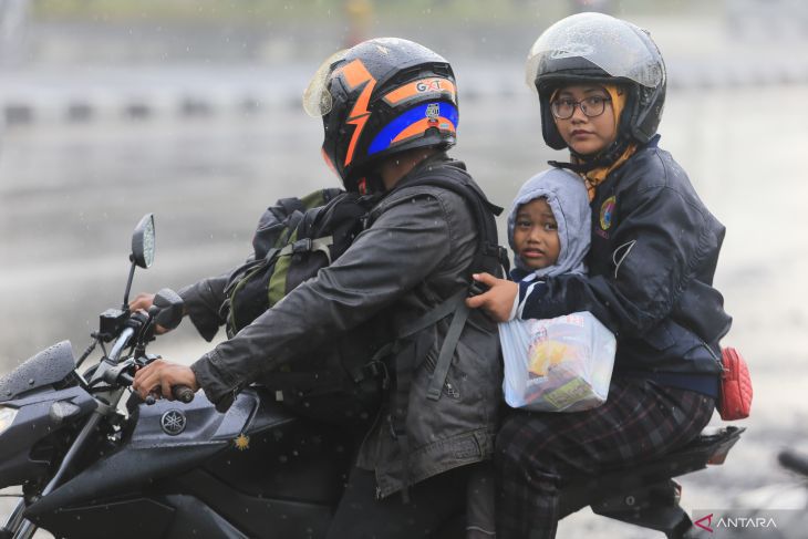 Pemudik menerobos hujan saat melintas di jalur Pantura, Widasari, Indramayu, Jawa Barat, Rabu (27/4/2022). Foto: Antara/Dedhez Anggara/rwa. 