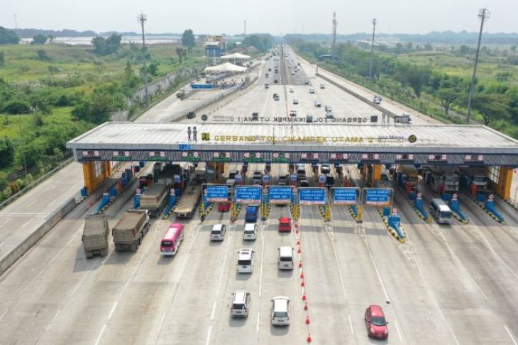 Suasana arus lalu lintas di Gerbang Tol Cikampek Utama Jalan Tol Jakarta-Cikampek. Foto: Antara/HO-Jasa Marga