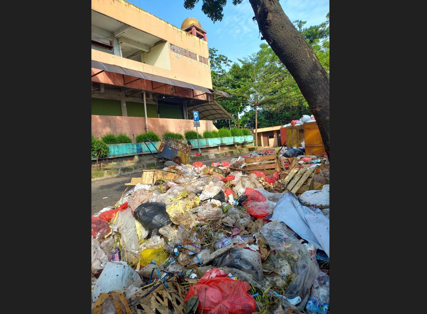 Tumpukan sampah di Pasar Agung, Kota Depok, Jawa Barat. Foto: Media Indonesia/Kisar Rajaguguk 