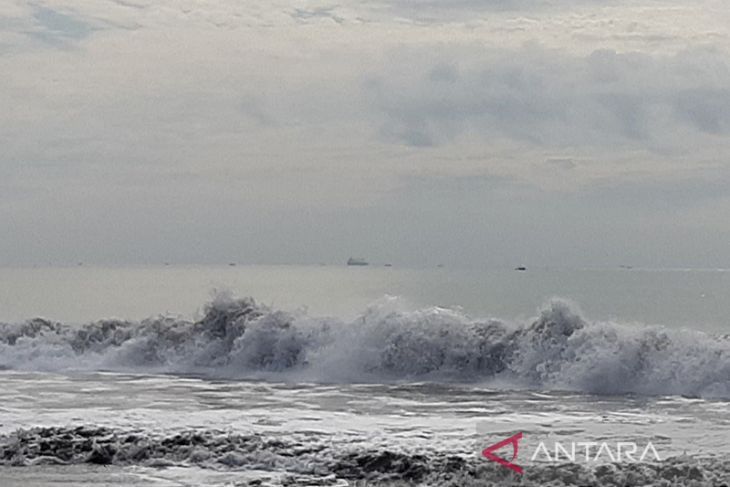 Gelombang di Pantai Tegalkamulyan, Kabupaten Cilacap. Foto: Antara/Sumarwoto